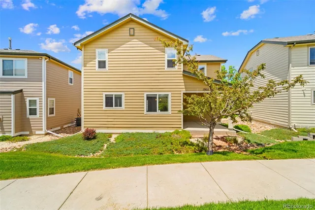 a view of a house with a yard