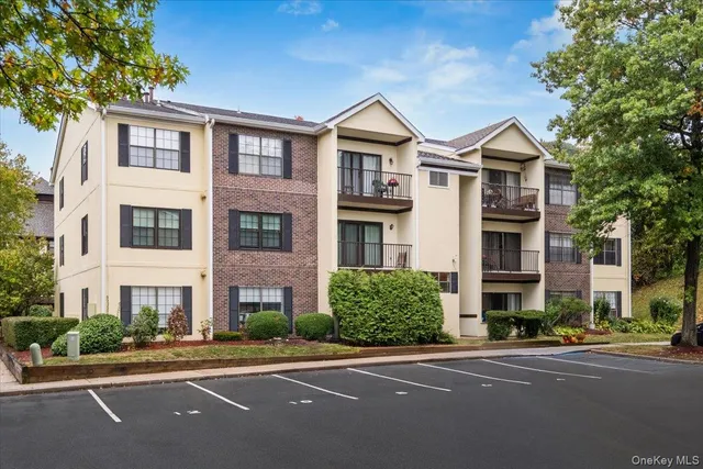 $366,000 | 8 Huntington Circle, Peekskill, NY 10566