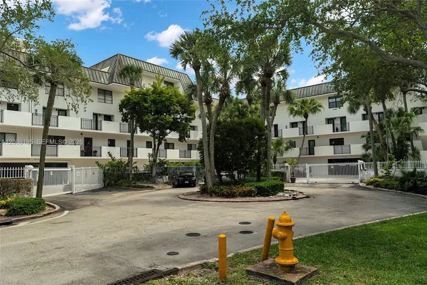 $10,000 | 6901 Edgewater Drive, Unit 318, Coral Gables, FL 33133