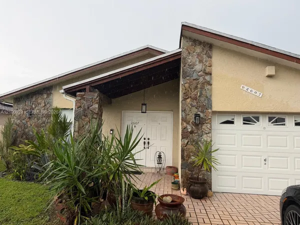 $3,900 | 2607 Harding Street, Hollywood, FL 33020