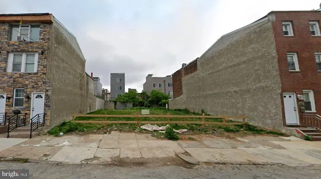 a view of a back yard