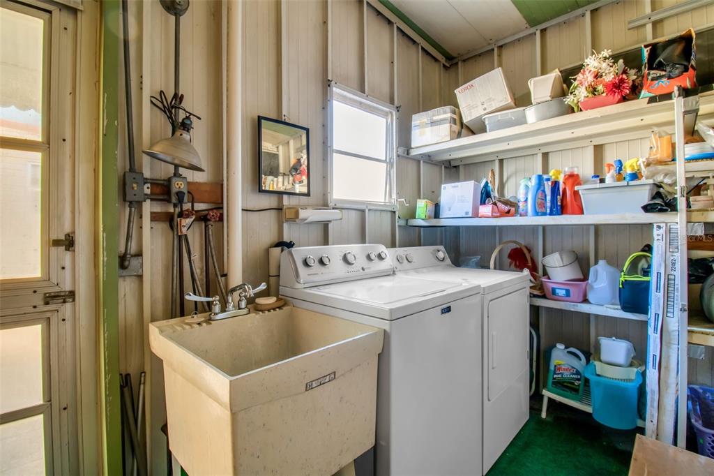 5619 Bayshore Road, Unit 160 Palmetto, FL 34221 - Photo 24 of 30 a utility room with dryer and washer