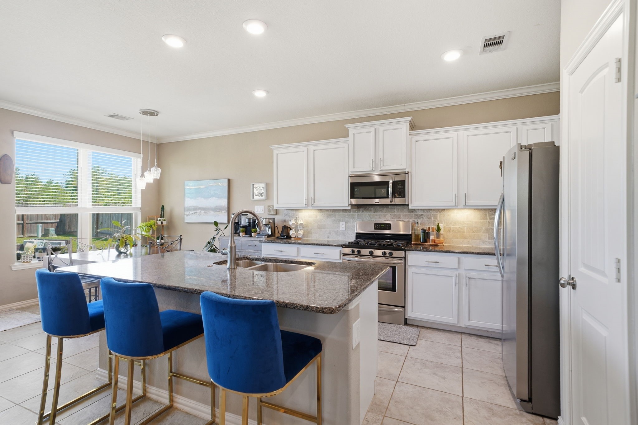 13207 Alcott Forest Lane Rosharon, TX 77583 - Photo 11 of 44 Alternate view of the kitchen and breakfast area.