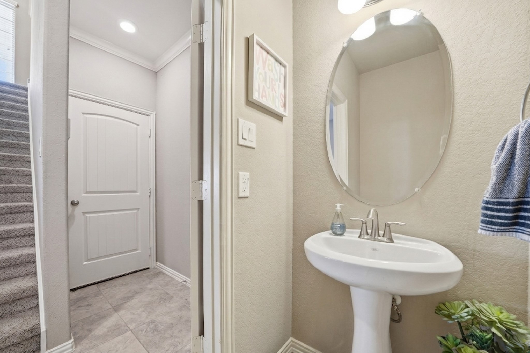 13207 Alcott Forest Lane Rosharon, TX 77583 - Photo 17 of 44 First floor half bath.