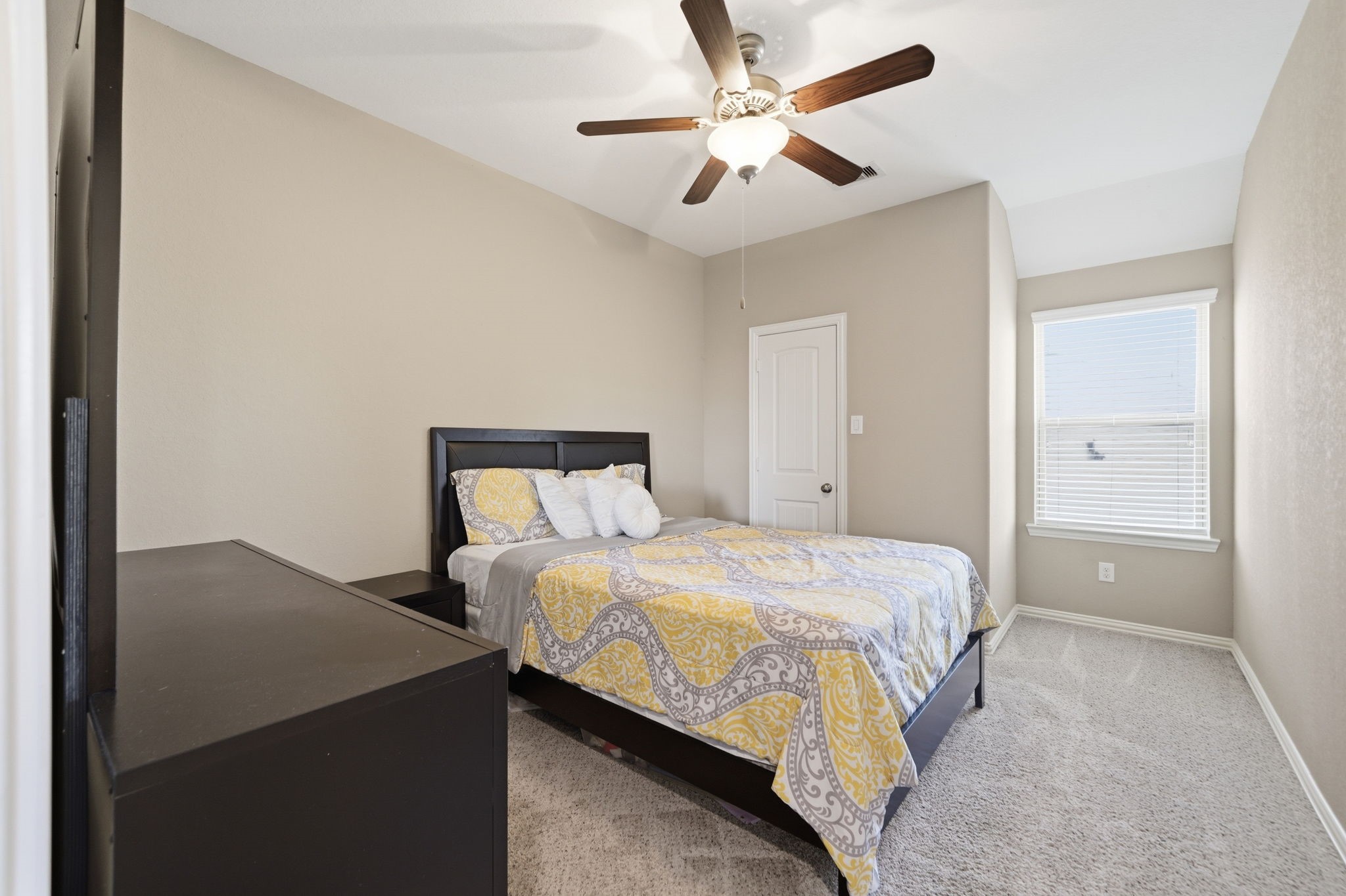 13207 Alcott Forest Lane Rosharon, TX 77583 - Photo 28 of 44 Another secondary bedroom.