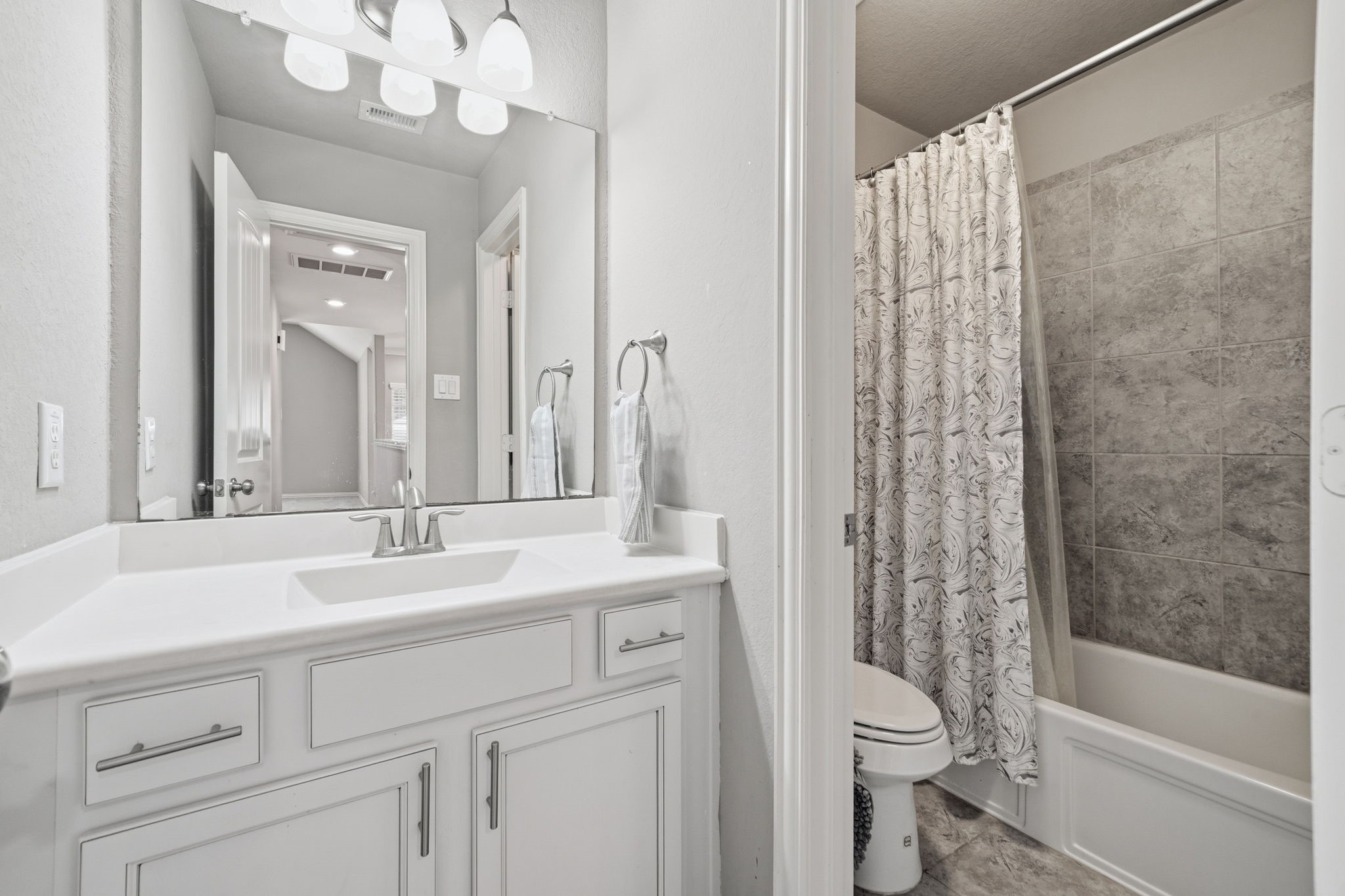 13207 Alcott Forest Lane Rosharon, TX 77583 - Photo 30 of 44 Full upstairs bath.