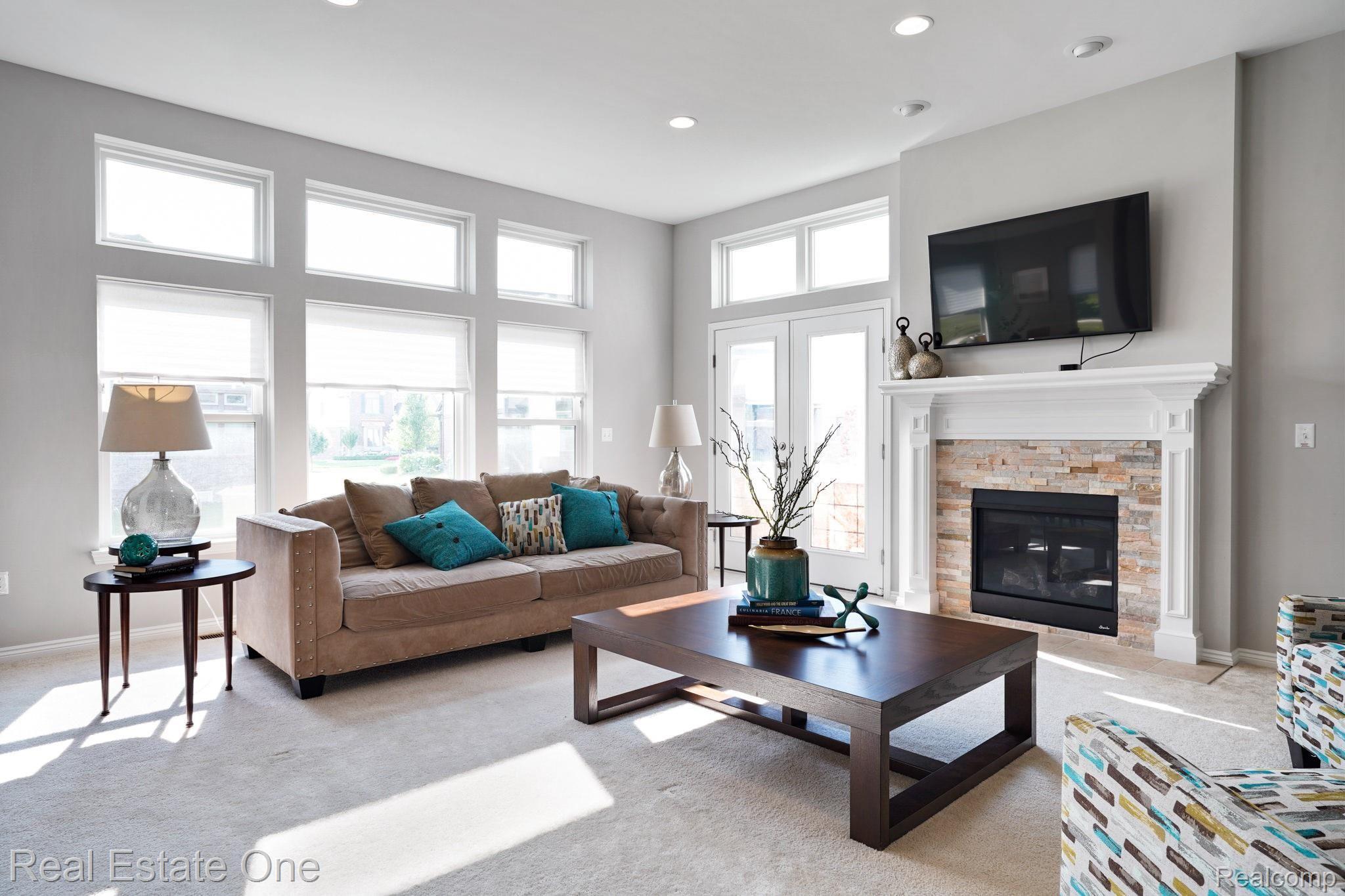 3856 Somerset Circle Rochester, MI 48309 - Photo 2 of 27 LivingRm 1.jpg