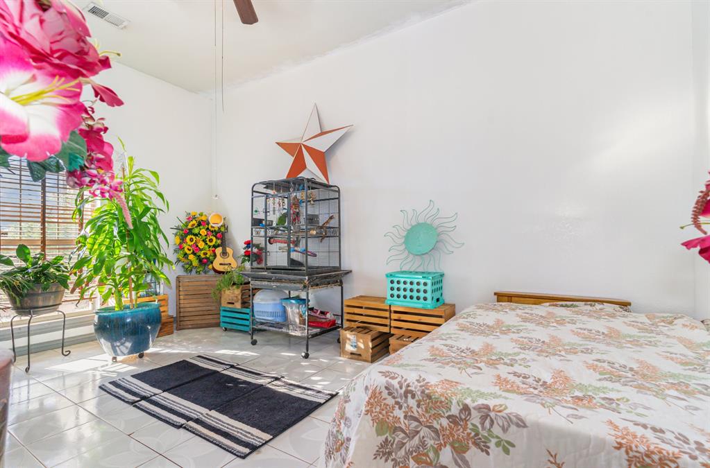 6524 Fair Road Kaufman, TX 75142 - Photo 19 of 33 a bedroom with a bed and a potted plant