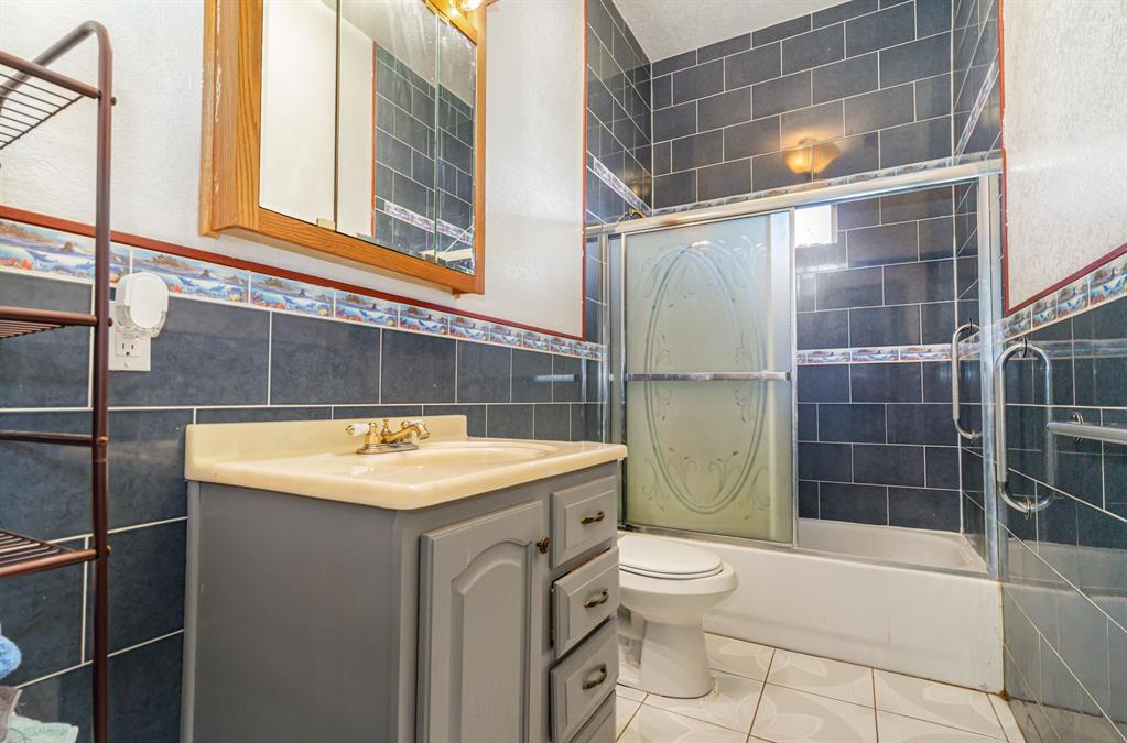 6524 Fair Road Kaufman, TX 75142 - Photo 20 of 33 a bathroom with a sink toilet and shower