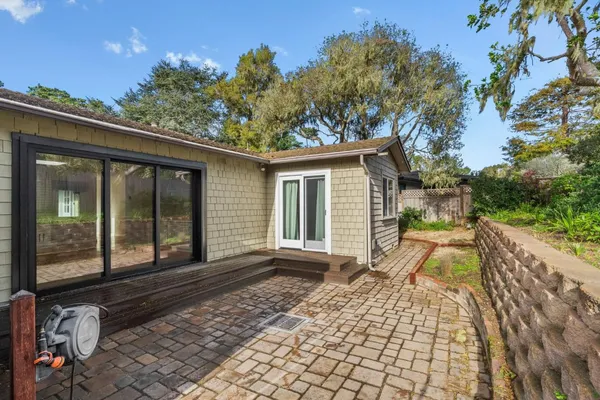 a view of a house with a backyard