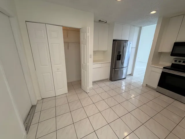 $4,000 | 3780 Amalfi Drive, Unit 3780, Hollywood, FL 33021