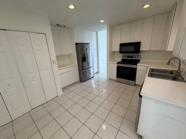 $4,000 | 3780 Amalfi Drive, Unit 3780, Hollywood, FL 33021