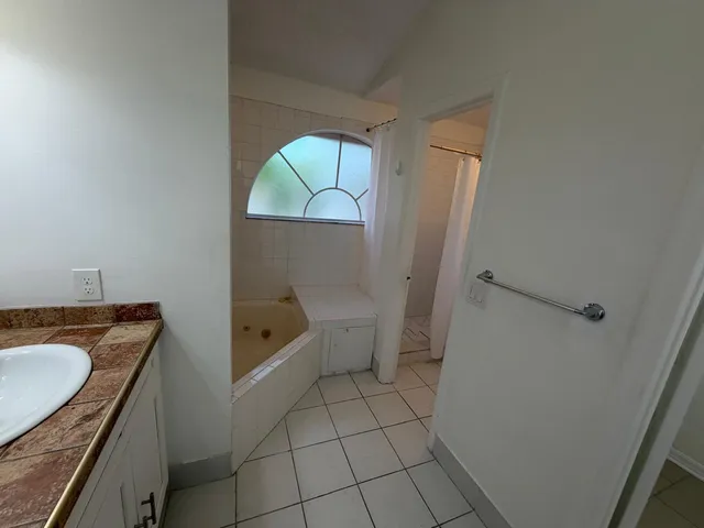 $4,000 | 3780 Amalfi Drive, Unit 3780, Hollywood, FL 33021