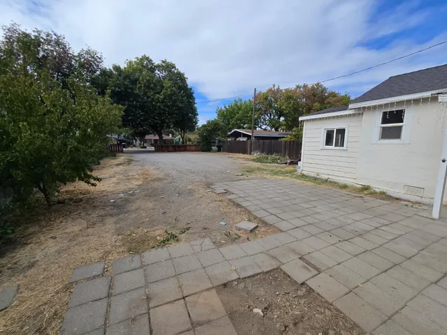 a view of backyard of house