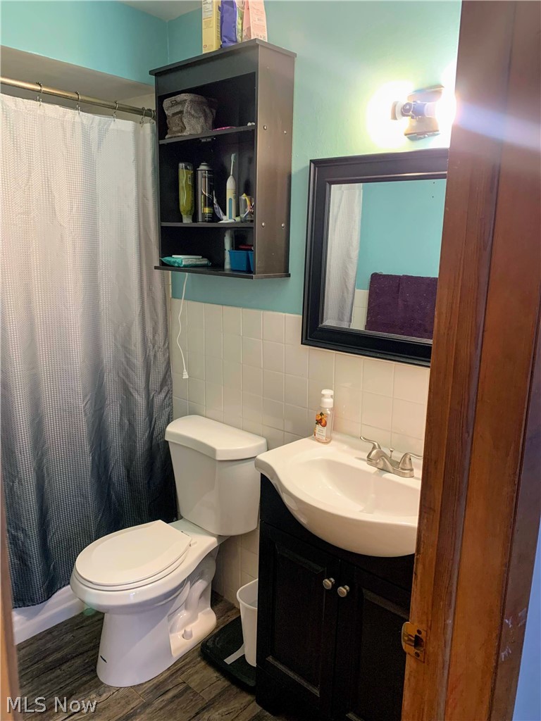 7840 Ackley Road Parma, OH 44129 - Photo 23 of 32 Top Unit Bathroom