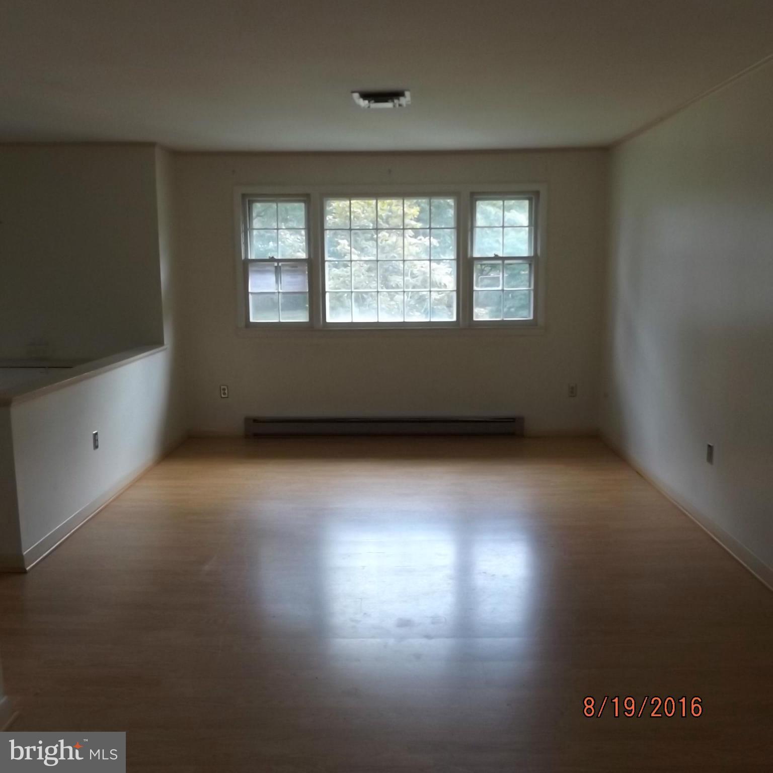 460 Ruth Road Arnold, MD 21012 - Photo 3 of 9 Living Room