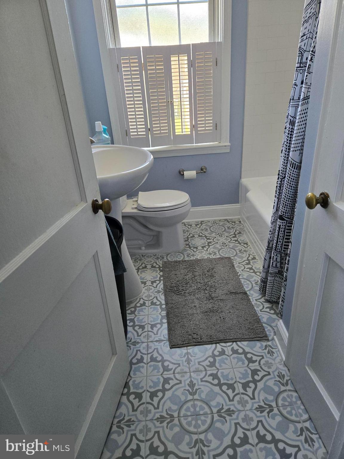 6125 Regent Park Road Baltimore, MD 21228 - Photo 4 of 5 2nd Floor Hall Bath