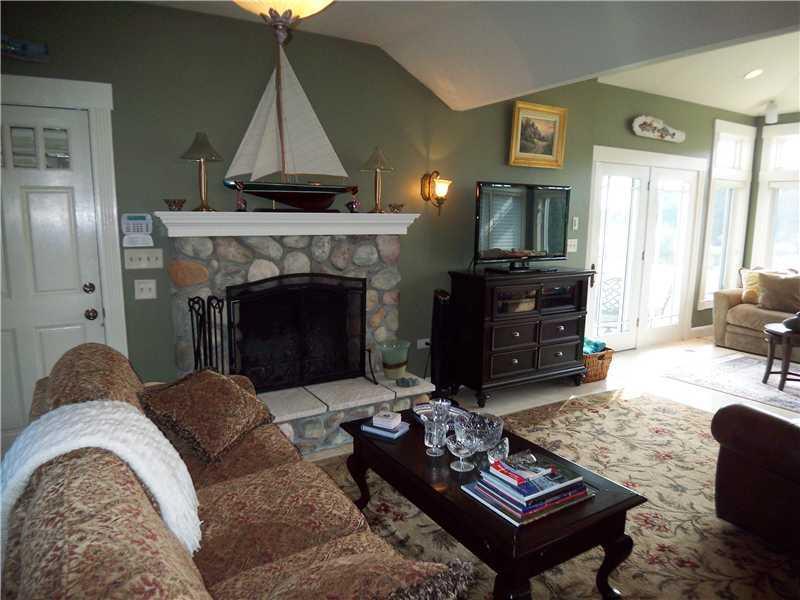 97-99 River Road Cape Neddick, ME 03902 - Photo 5 of 14 Living Room.
