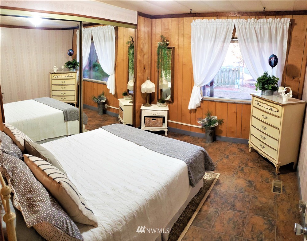 49 Sand Flat Road Omak, WA 98841 - Photo 23 of 40 a bedroom with a bed and a window