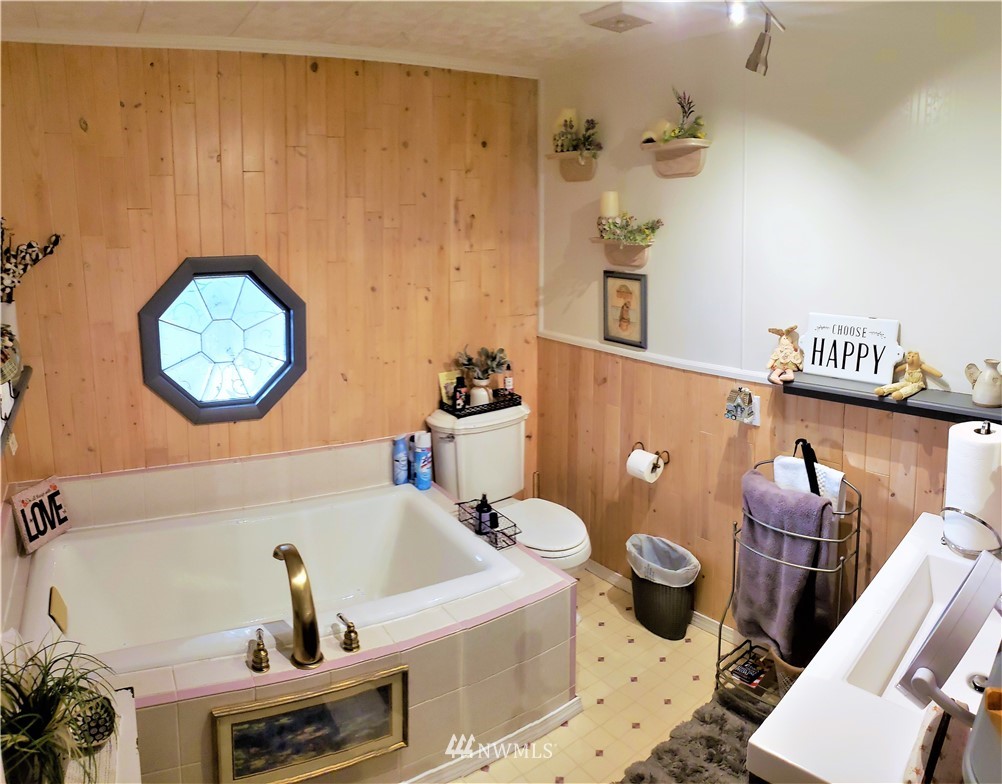 49 Sand Flat Road Omak, WA 98841 - Photo 25 of 40 a bathroom with a sink and a mirror