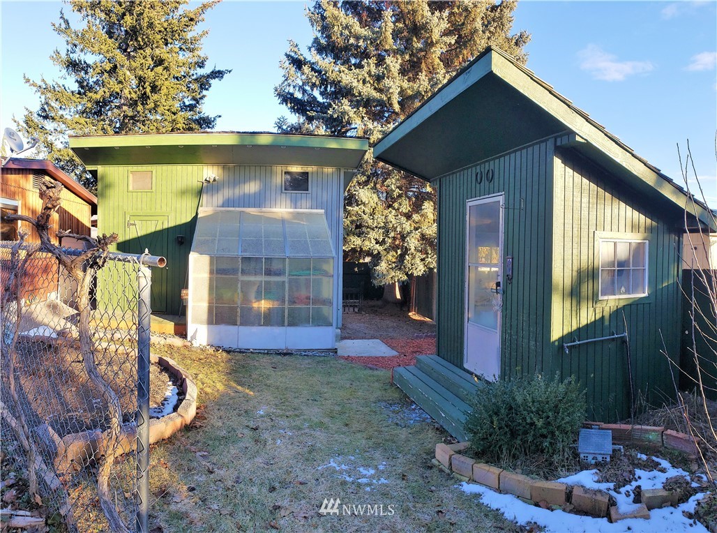 49 Sand Flat Road Omak, WA 98841 - Photo 34 of 40 a front view of a house with garden