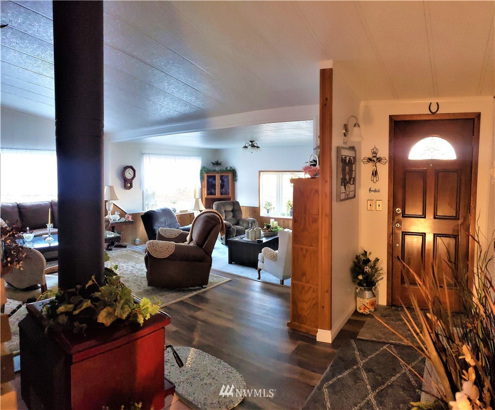 49 Sand Flat Road Omak, WA 98841 - Photo 5 of 40 a living room with furniture and a lamp
