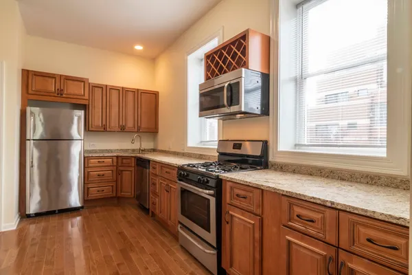 $2,300 | 1761 West Augusta Boulevard, Unit 2F, Chicago, IL 60622
