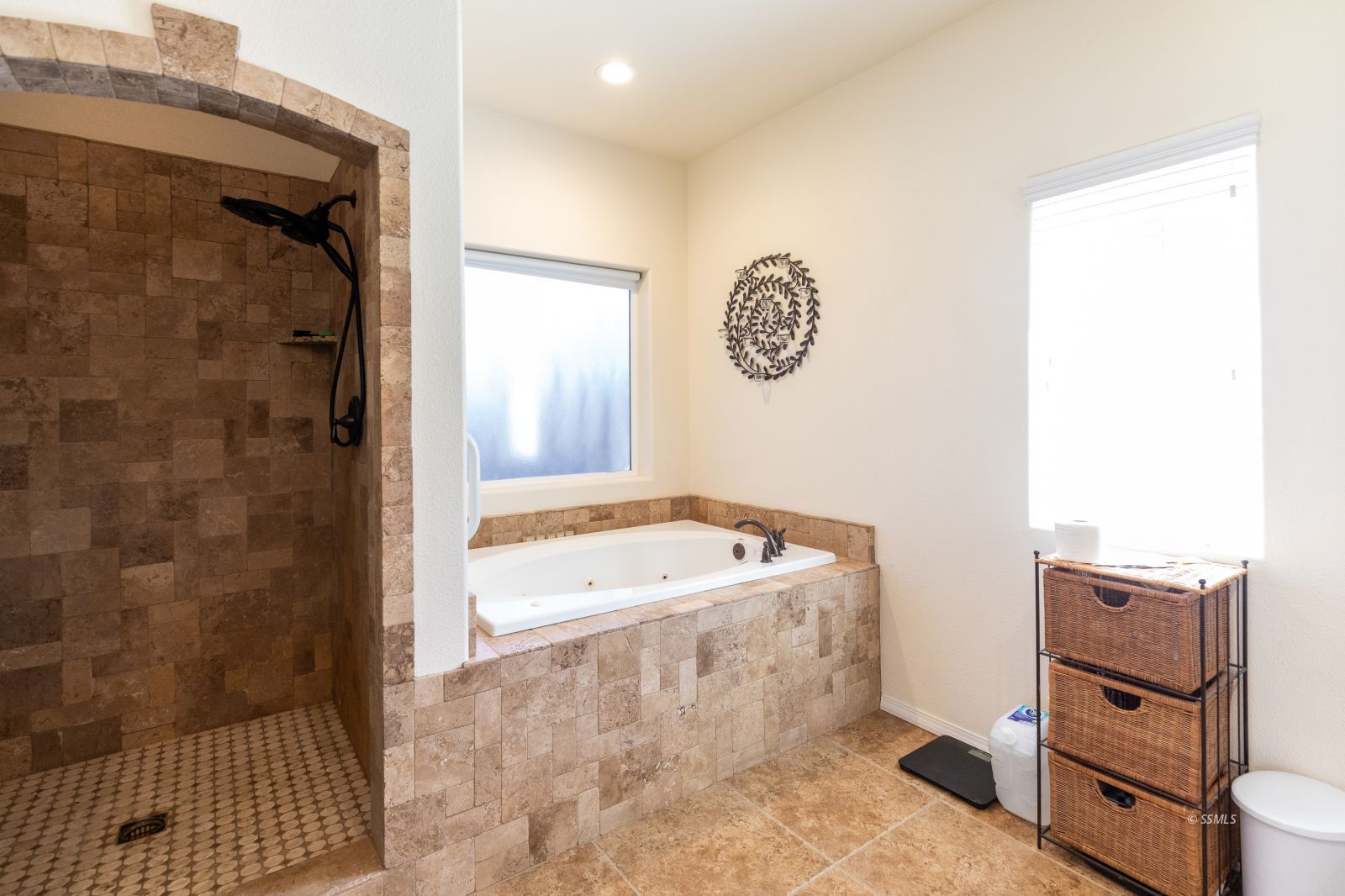 428 South Inyo Street Ridgecrest, CA 93555 - Photo 23 of 33 a bathroom with a bathtub and a shower