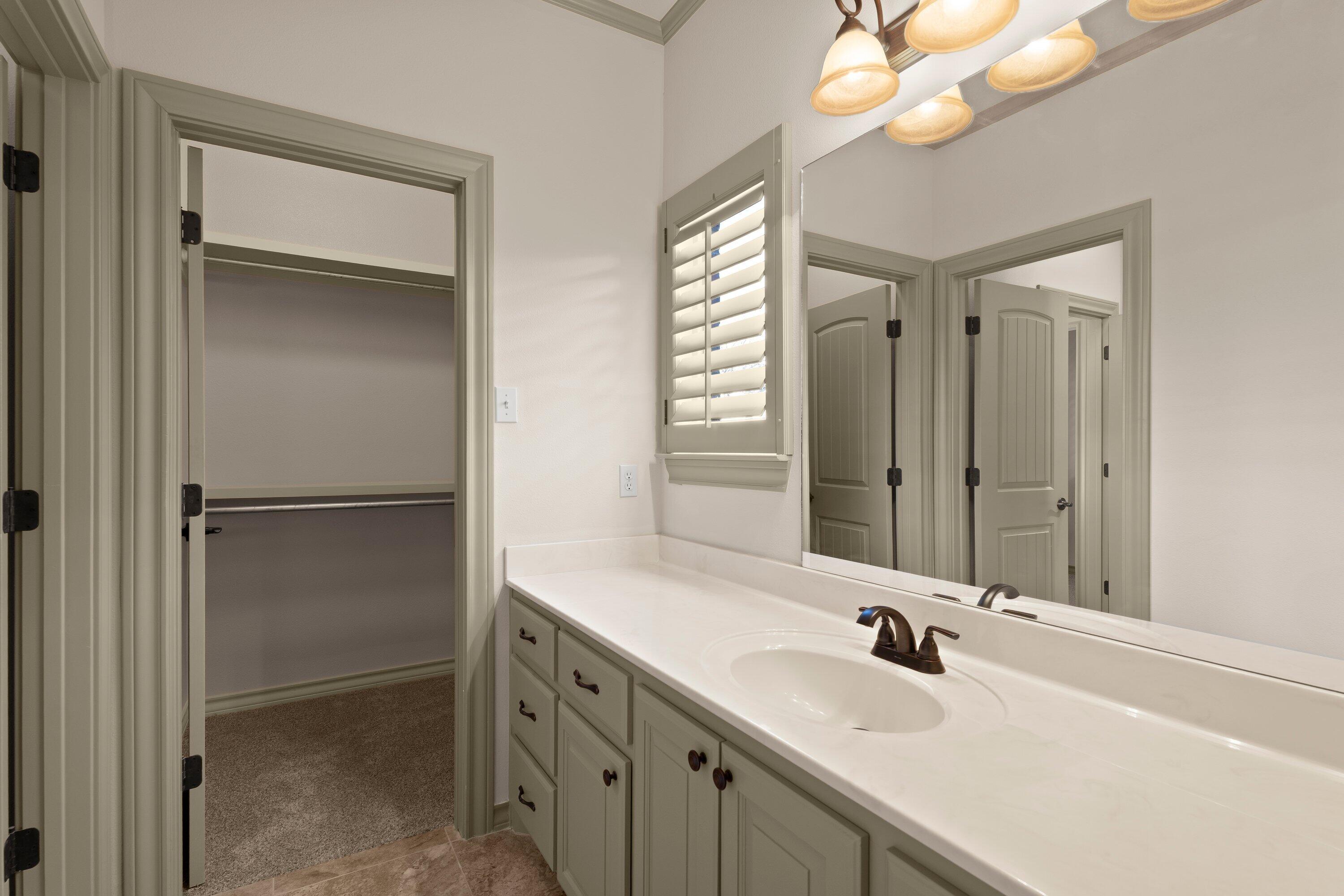 4507 101st Street Lubbock, TX 79424 - Photo 24 of 36 guest bath