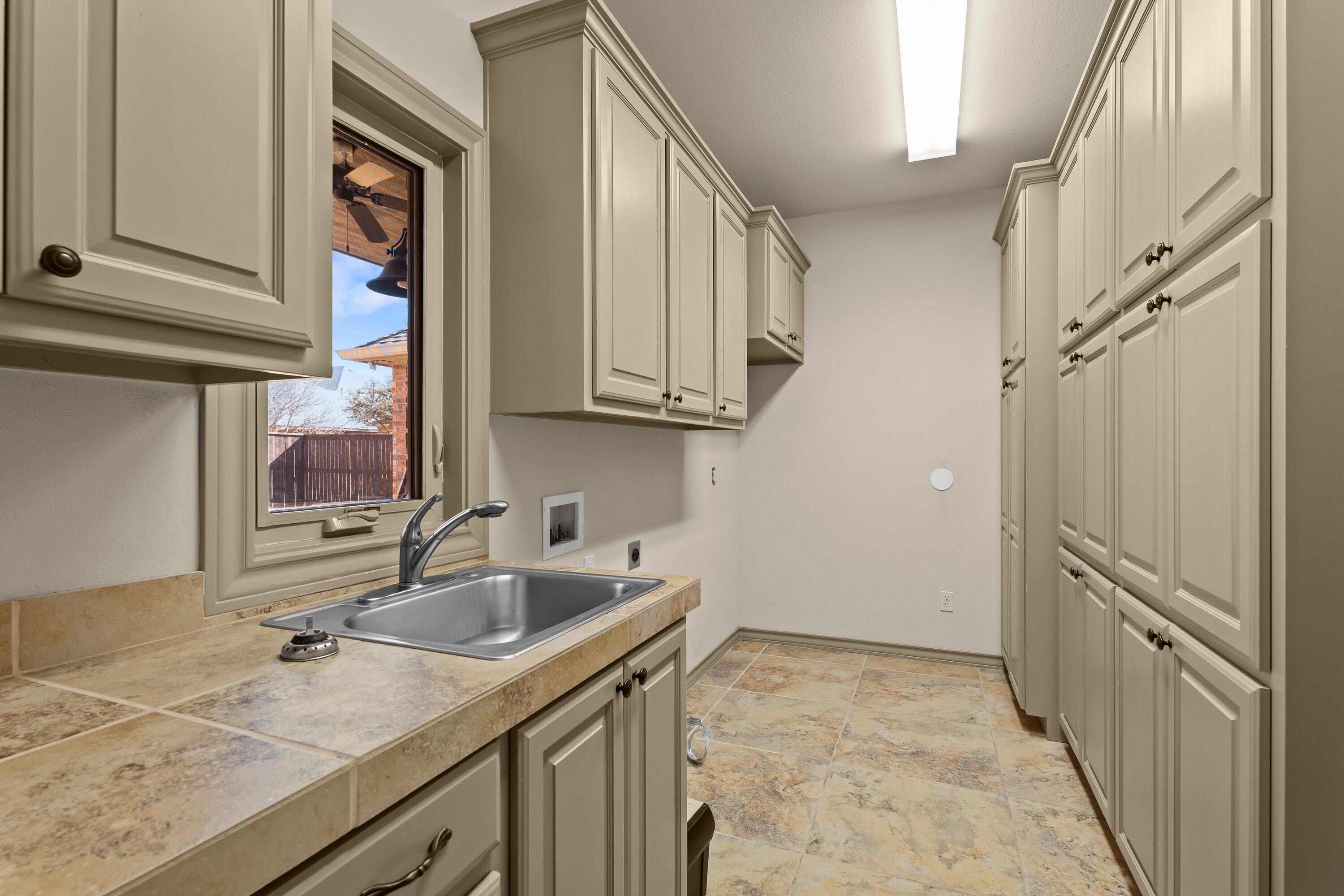 4507 101st Street Lubbock, TX 79424 - Photo 30 of 36 laundry room