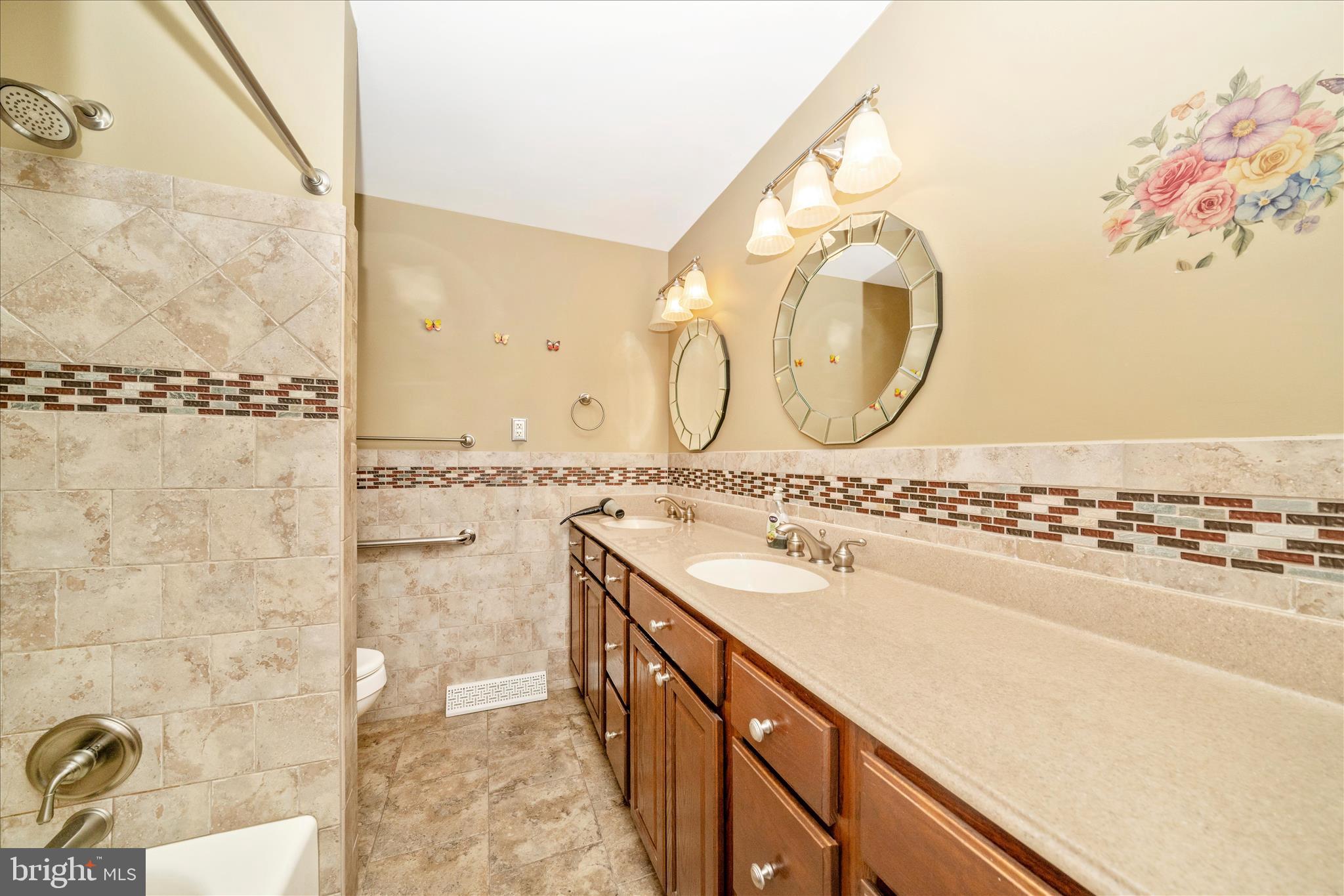 16706 Cedarforest Road Brandywine, MD 20613 - Photo 15 of 30 Hall Bathroom