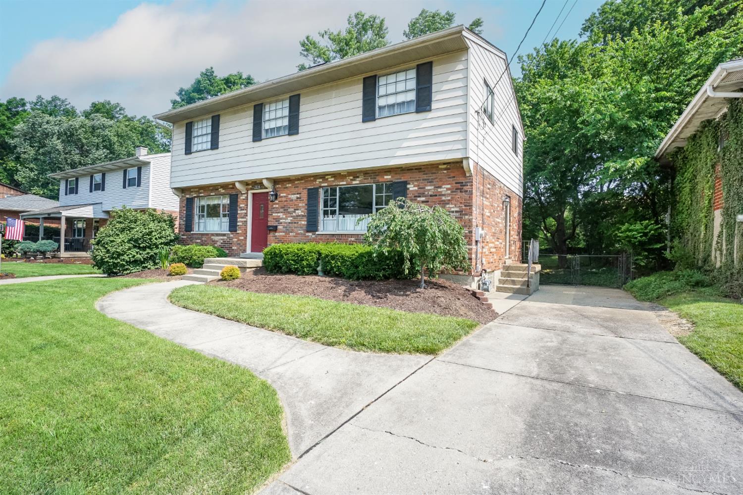 5814 Lawrence Road Cincinnati, OH 45248 - Photo 2 of 33
