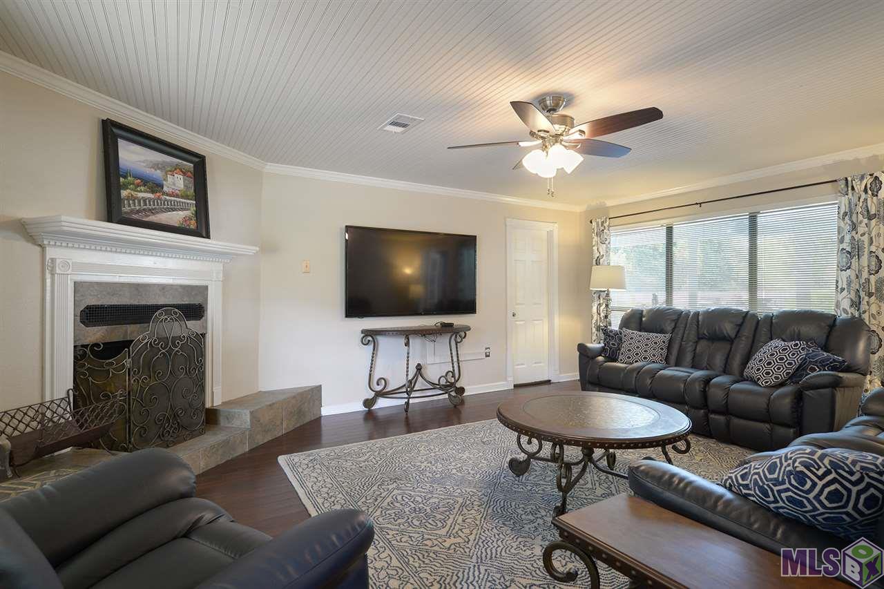 10112 Ridgely Drive Baton Rouge, LA 70809 - Photo 8 of 28 You will love the size of this Living Room!