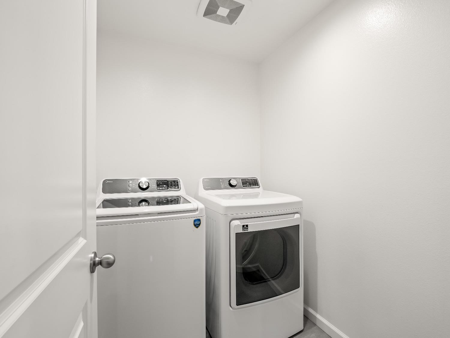 867 Fir Street Madera, CA 93636 - Photo 24 of 39 a utility room with dryer and washer