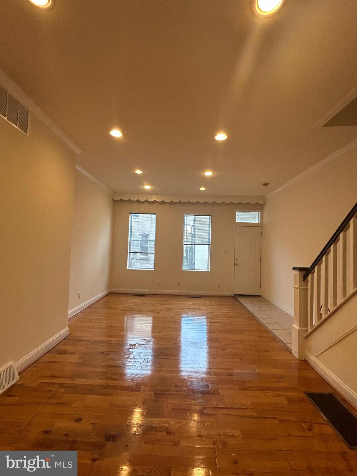 1008 Winton Street Philadelphia, PA 19148 - Photo 2 of 29 living room