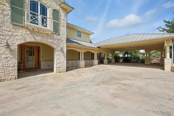 a view of a house with porch and garden