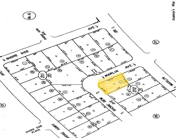 a picture of a book shelf