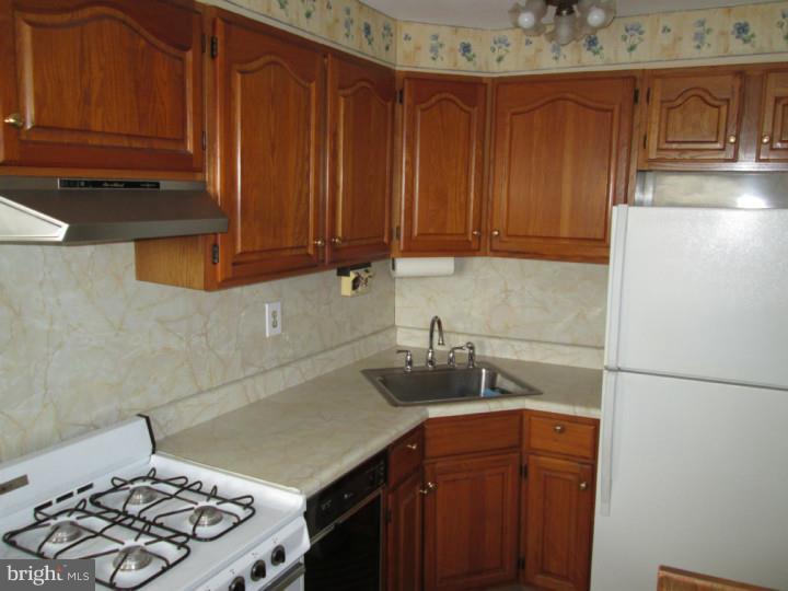 6508 Keystone Street Philadelphia, PA 19135 - Photo 4 of 25 Kitchen