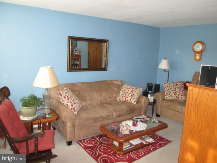 6508 Keystone Street Philadelphia, PA 19135 - Photo 6 of 25 Living Room