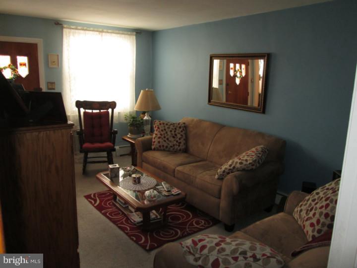 6508 Keystone Street Philadelphia, PA 19135 - Photo 7 of 25 Living Room