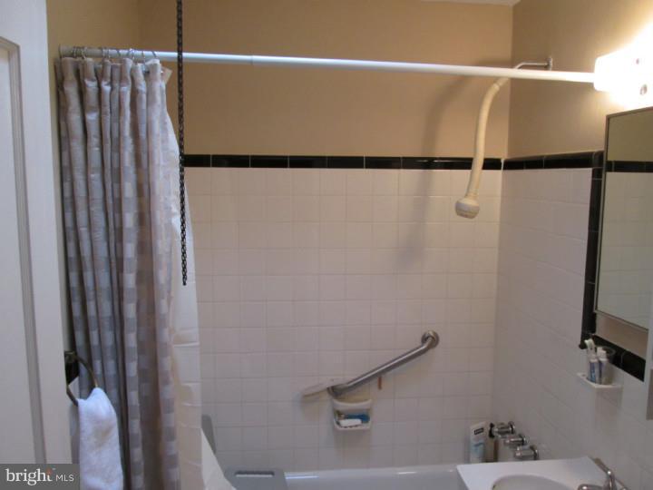 6508 Keystone Street Philadelphia, PA 19135 - Photo 8 of 25 Bathroom