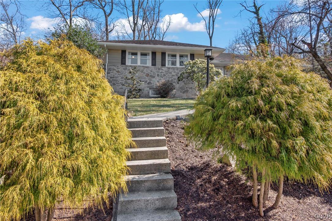 1511 Lorraine Road Reading, PA 19604 - Photo 4 of 27 Walkway