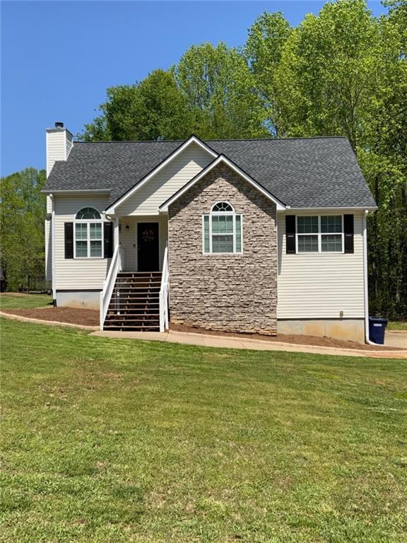 a house that is sitting in the grass