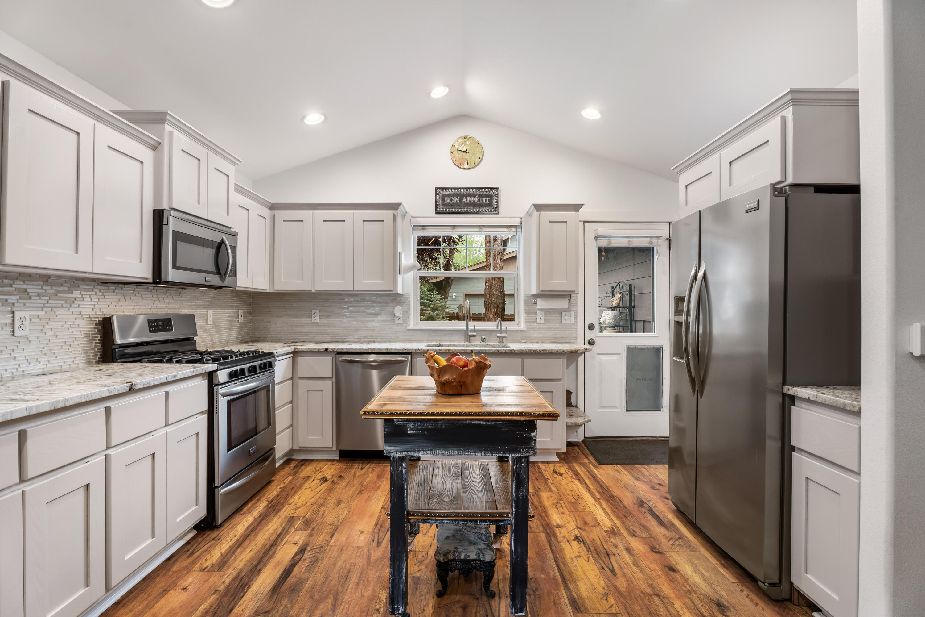 62745 Larkview Road Bend, OR 97701 - Photo 12 of 29 07-Kitchen