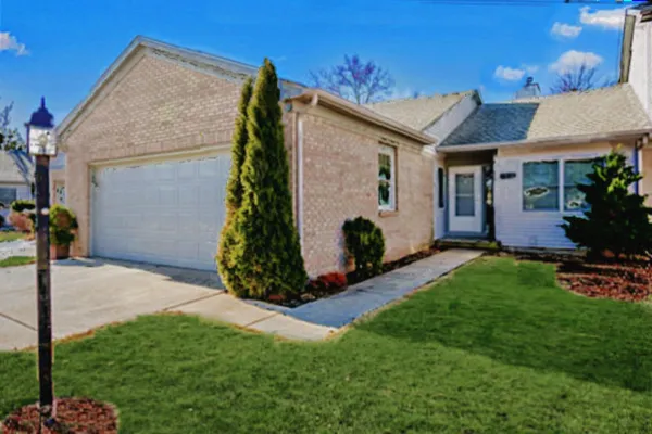 a view of an house with backyard and garden