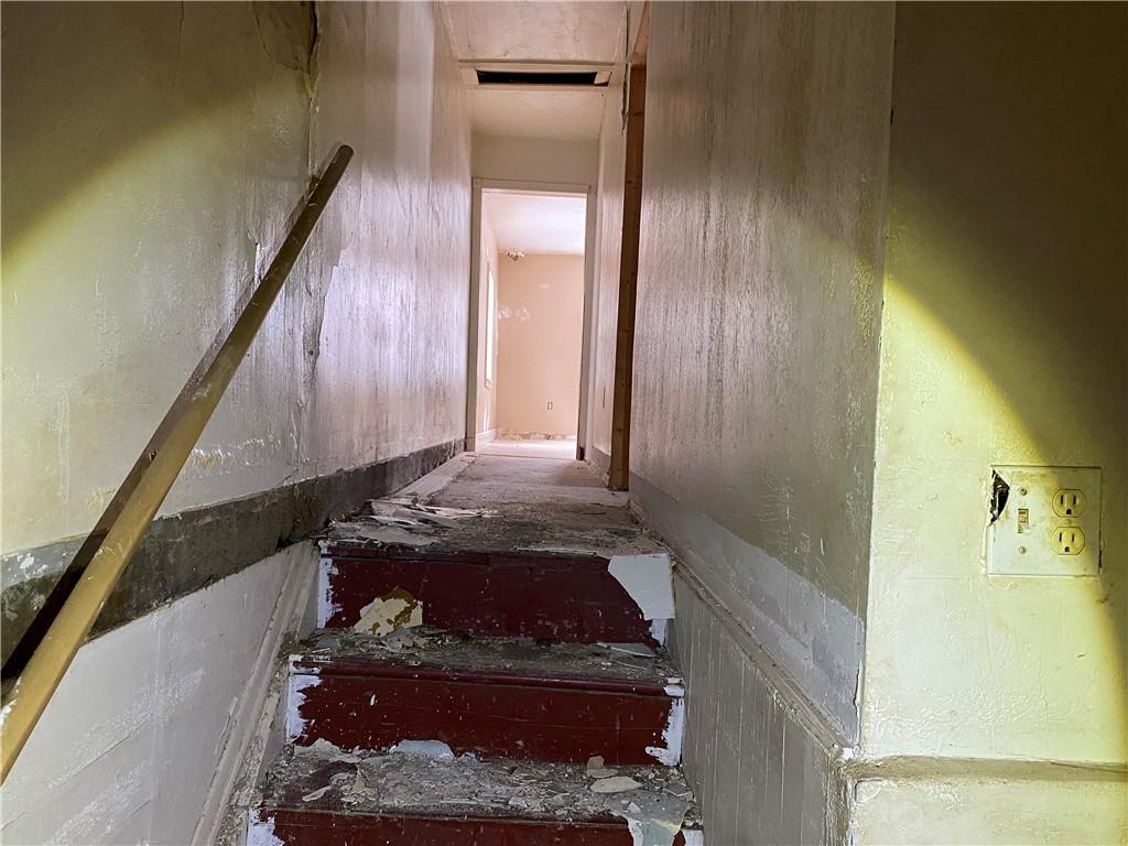 97 Frazier Avenue McKees Rocks, PA 15136 - Photo 7 of 13 a view of a entryway