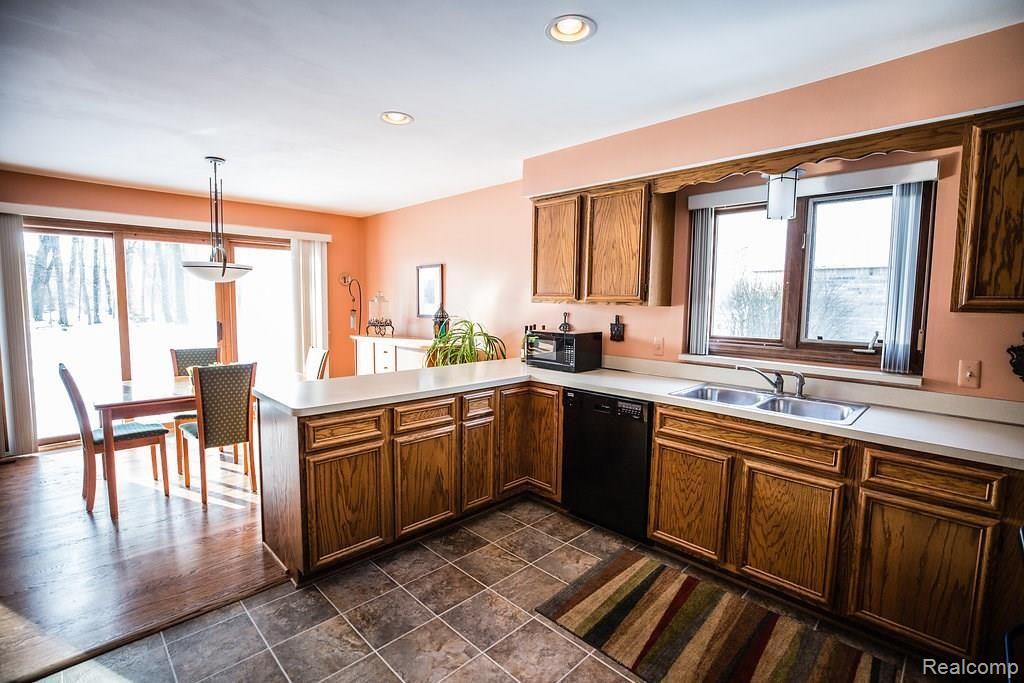 552 Essex Drive Rochester Hills, MI 48307 - Photo 9 of 25