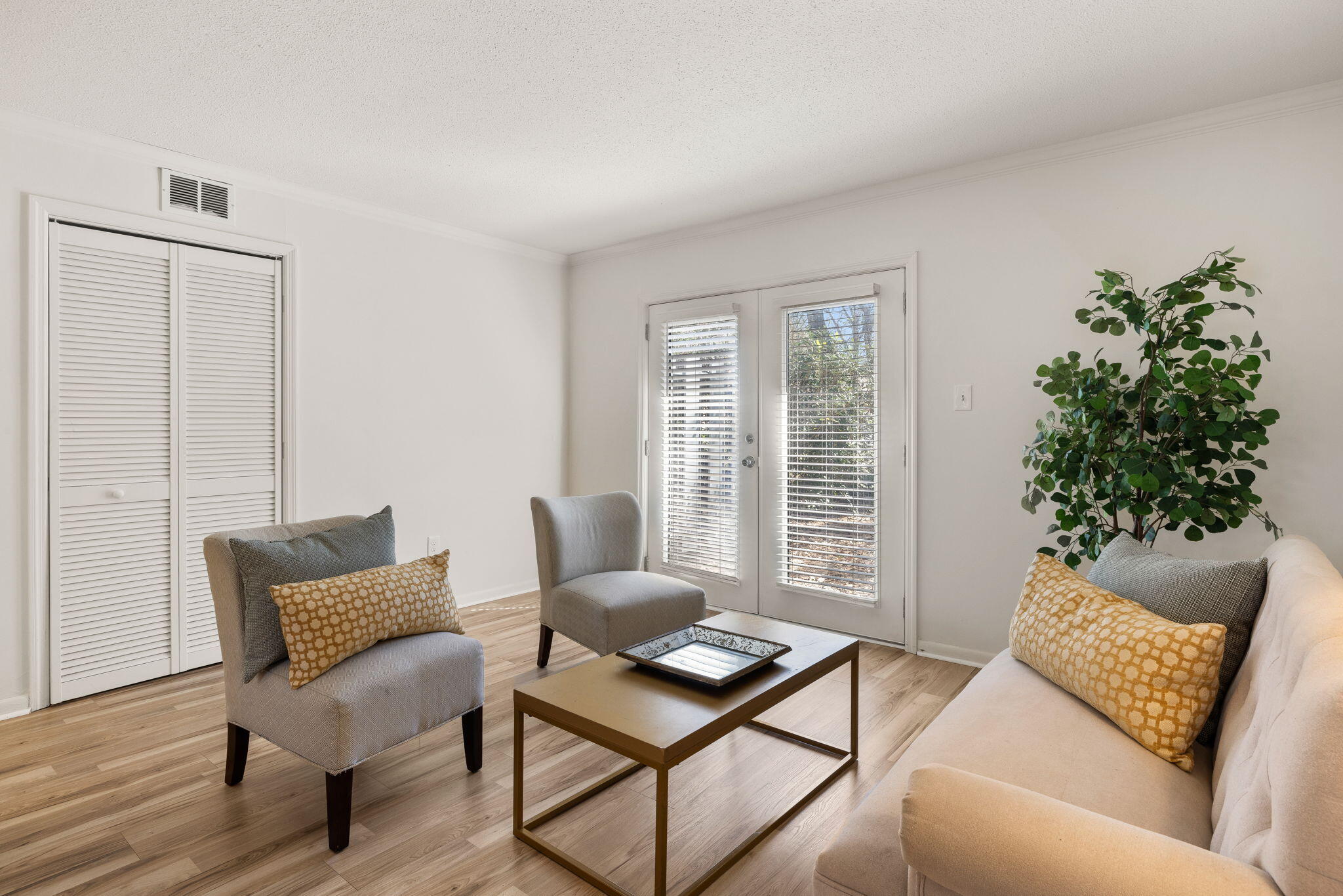 2362 Parsonage Road, Unit 17G Charleston, SC 29414 - Photo 2 of 8 Living Room