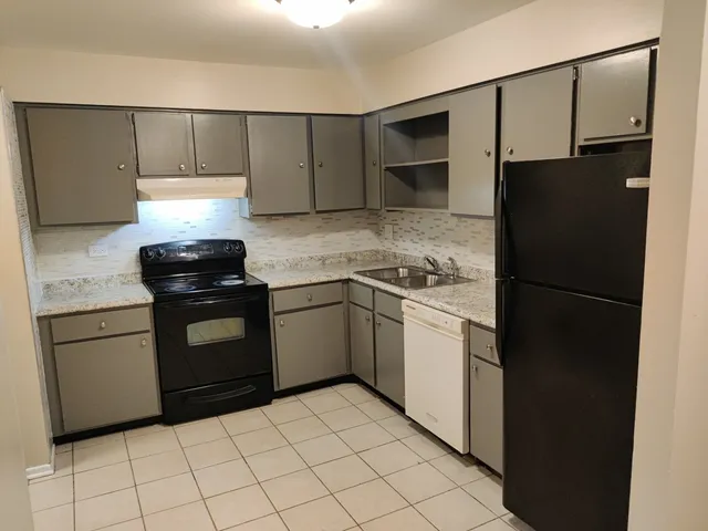 $1,650 | 121 West Elk Trail, Unit 221, Carol Stream, IL 60188