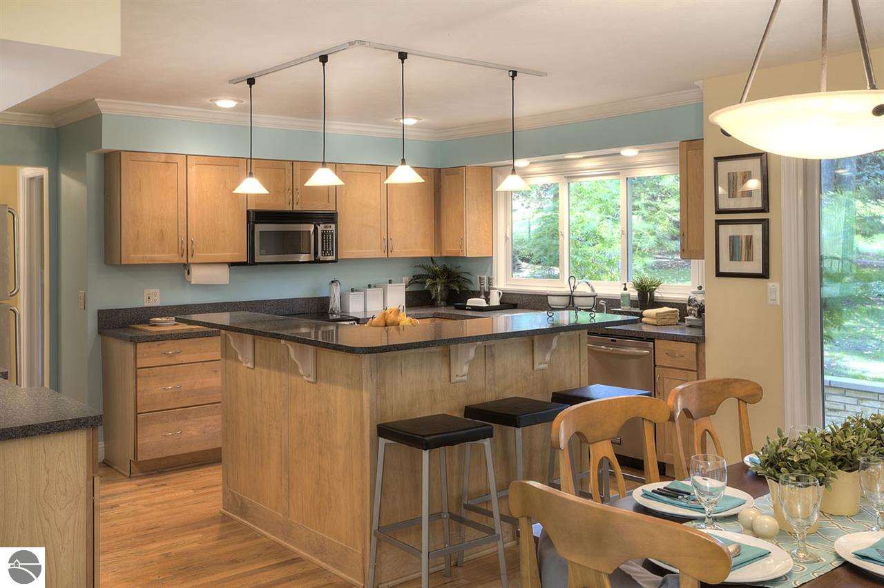 618 Bloomfield Road Traverse City, MI 49686 - Photo 13 of 32 1776517-12.JPG